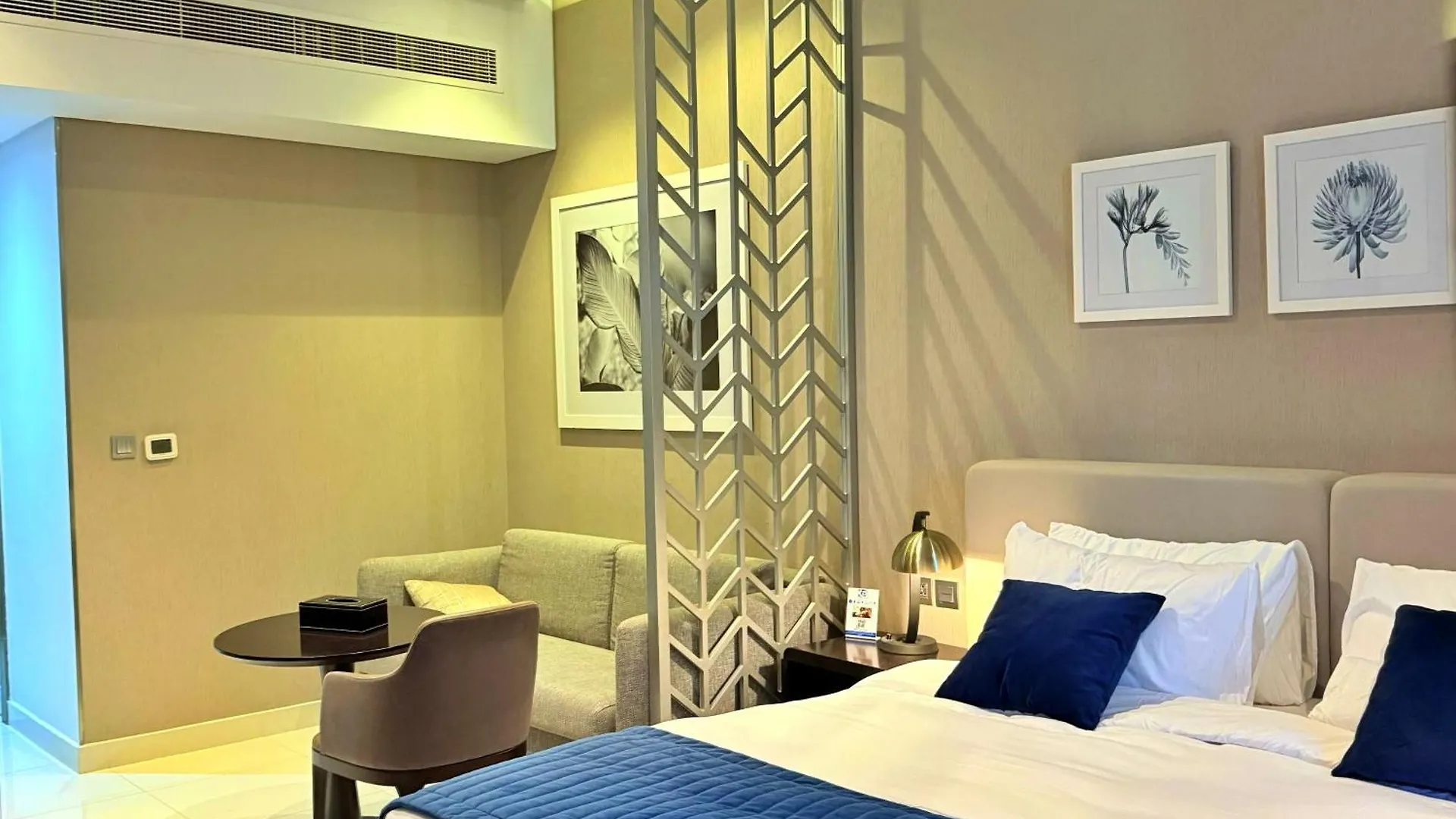 Canal-View Studio Business Bay Dubai Apartment